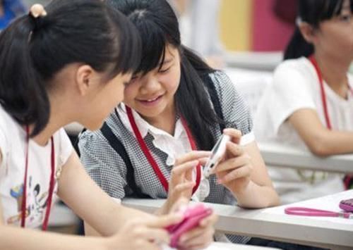 手机|孩子要不要买手机老师家长最好买,不然孩子会吃大亏