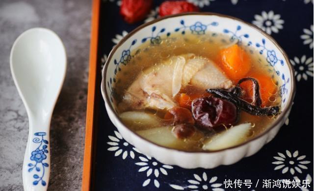  蘑菇|鸡汤别清炖，加点蘑菇提鲜味，加点骨棒提味道