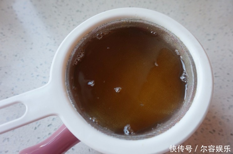 熬猪油,别只加水!多加4种料,记住3点,猪油雪白香浓,1年不坏