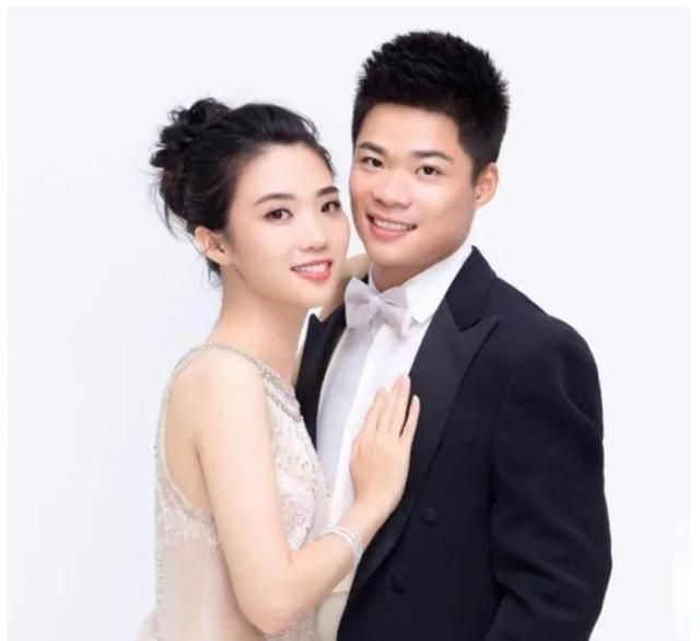 小天天|接地气!苏炳添回暨南大学当教授,周末休息陪老婆去菜市场买菜做饭