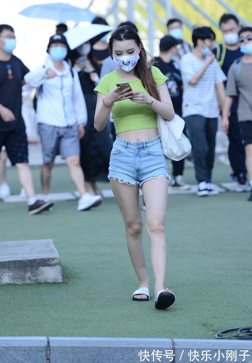短袖|小姐姐身穿一件绿色的短袖,搭配一条牛仔短裤,看上去时尚可爱