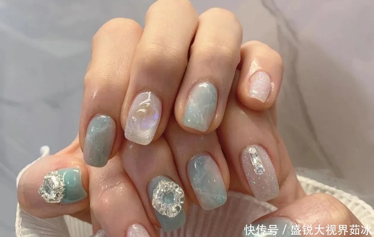 高级不撞款的晕染美甲，活泼可爱，冰淇凌样式软糯甜美！