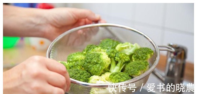 植物油|炒西兰花时，有人先焯水，有人直接炒，都不对，教你正确做法！