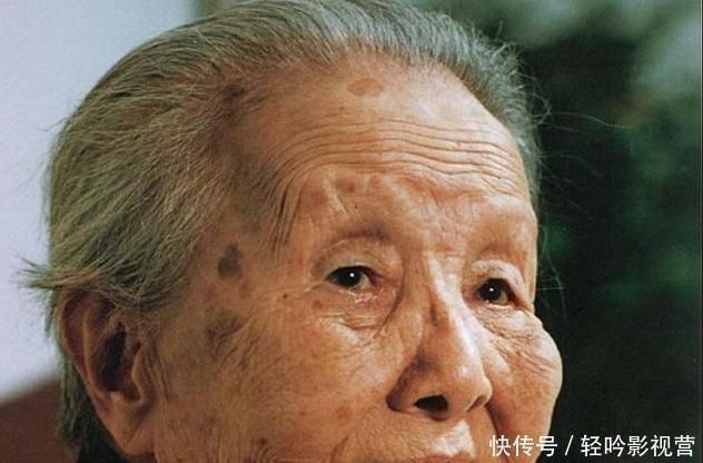 墓碑|冰心的孙子,为啥要在奶奶墓碑上写“教子无方,枉为人表”八个大字