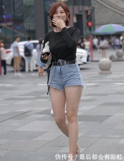 t恤|小姐姐穿黑色长袖圆领T恤，搭配“破烂”款牛仔裤，尽显青春气息