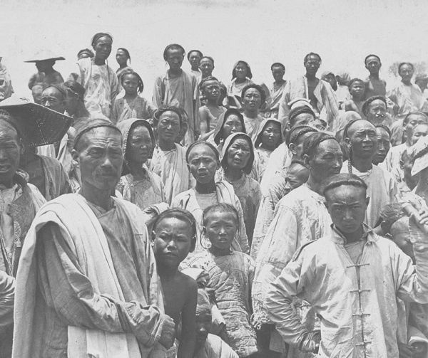 富家|一组清末老照片:小脚富家女着华丽汉服,新婚夫妻个个面如死灰