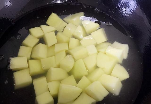 火山土豆泥|晚餐,我家常会这样吃,热量低饱腹感强,简单上锅蒸一蒸香又糯