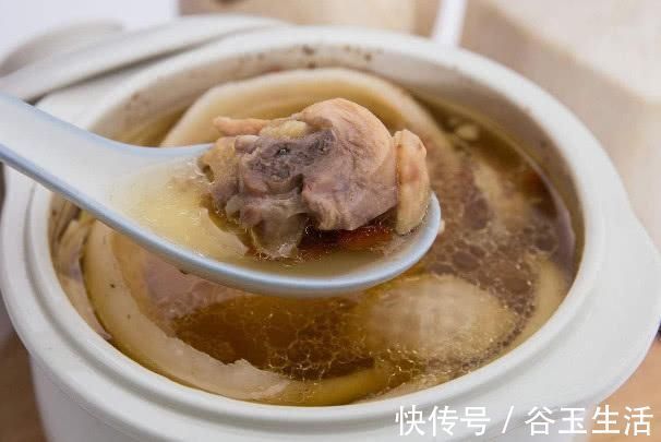 炖鸡汤时，不要焯水，也别直接炖，饭店大厨教你怎么做