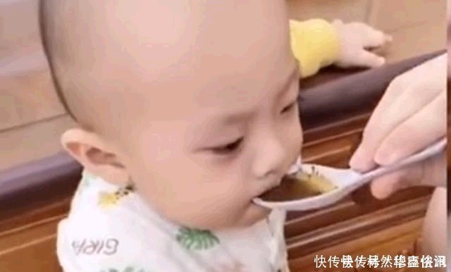 勺子|亲爸套路娃吃药,让娃以为会是好吃的,结果喝下去的表情逗翻网友