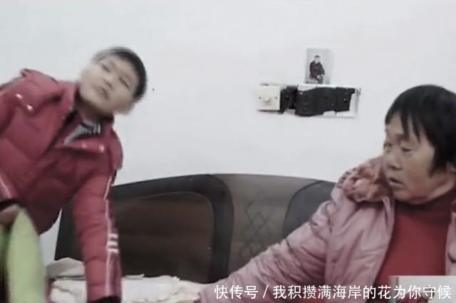 青春期|青春期还和奶奶睡,育儿师发现后很惊讶,直呼:对孩子影响太大了