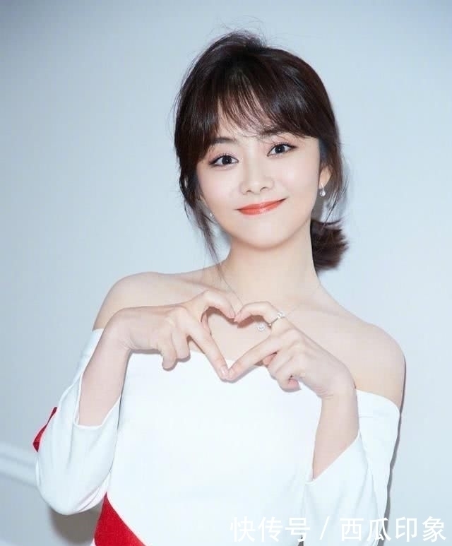 脸型|奔三的女人别总披头散发脸上有这4个特征,扎发更有女神魅力