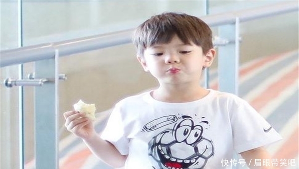 杜江晒出儿子嗯哼冲浪照片,可以说现在的嗯哼已经变得很勇敢了!