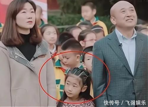 爸妈|儿子当众“痛斥”爸妈偏心妹妹，看清妹妹脸后，网友：很难不偏心