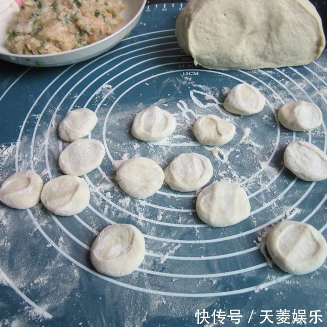 白菜饺子此样调馅太好吃了，做法简单，味道鲜美，好吃停不下来