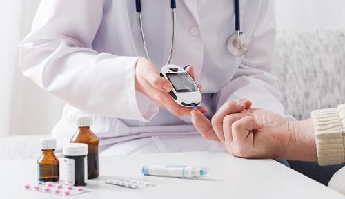 血糖控制|患上糖尿病，如何控制血糖提醒4个要点，需要坚持，了解一下