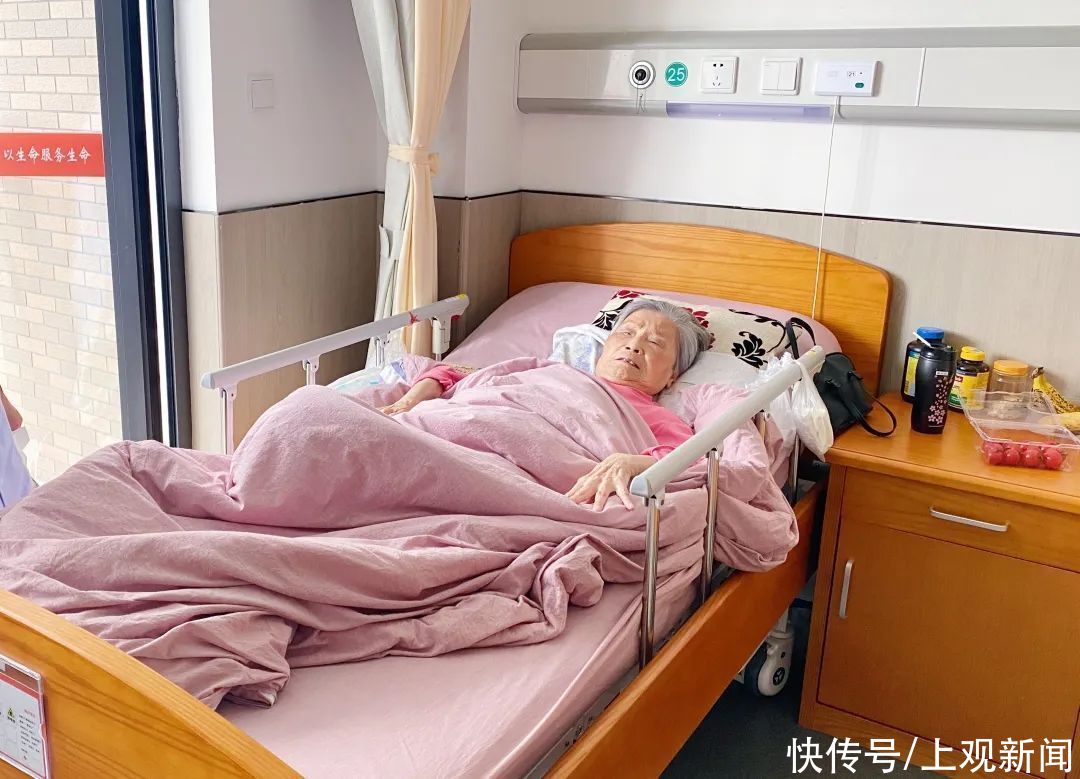 老人们|问诊、看病、买药不用再出门,“5G微诊室”把三甲医院“搬”到了松江这里
