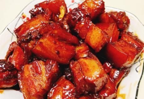  做红烧肉时，用冰糖还是白砂糖？学会1招技巧，红烧肉红亮且不苦