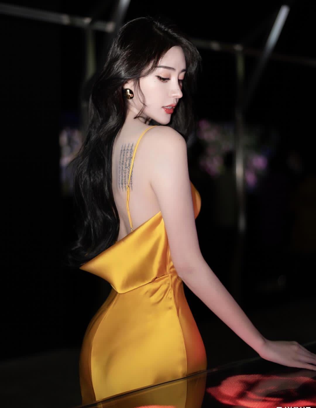 小姐姐|高定礼服穿在身, 小姐姐优雅迷人的气质一下子凸显出来了