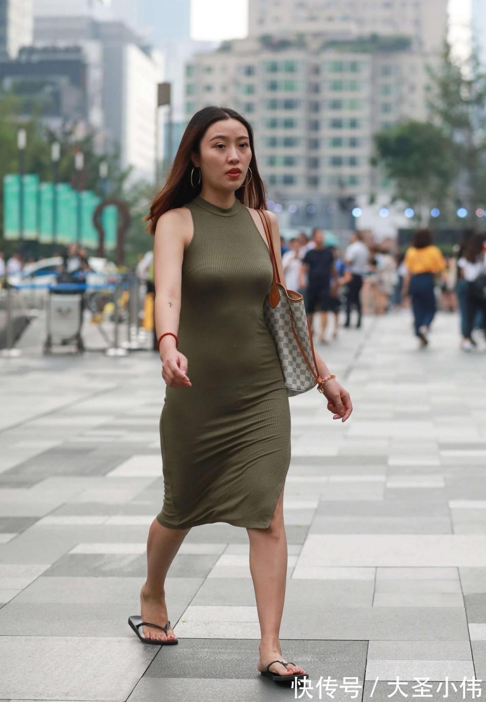 门生党|美女街拍:看起来非常善良的美女!轻松展现身材,一个对生活充满热情的人