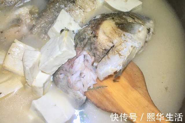 鱼汤|炖鱼汤时，不能直接下锅炖，记住2个窍门，鱼汤奶白，鲜美还不腥