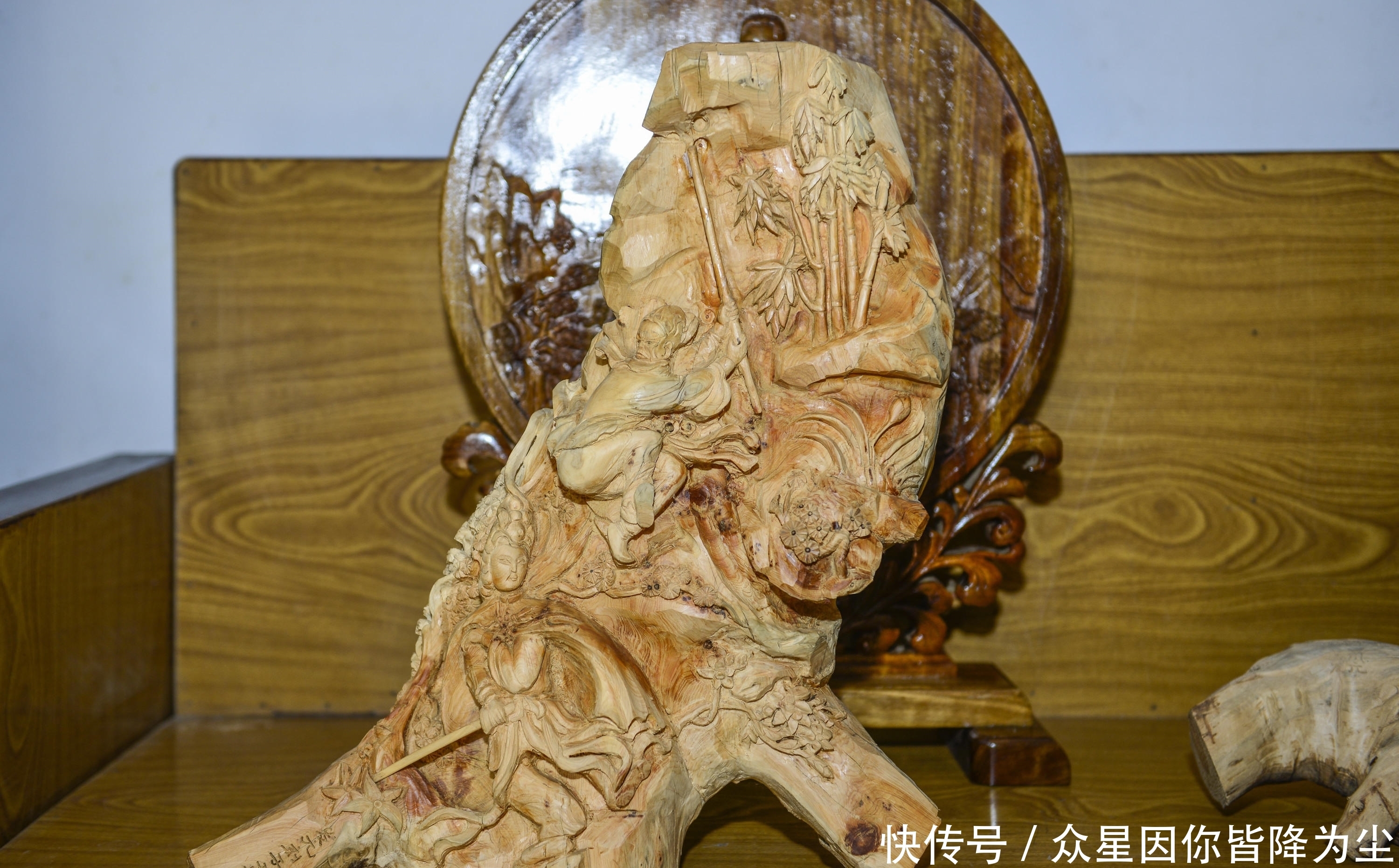 技艺|70岁老人40年如一日一把刻刀坚守木雕技艺,笑称不为挣钱只为子孙