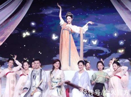 |李思思和康辉拍吵架段子！一脸怒气狂翻白眼，康辉表情无奈忙认错