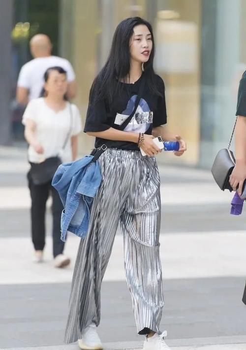 时尚 时尚打底裤搭配黑色上衣,看起来少女,很自然和舒服