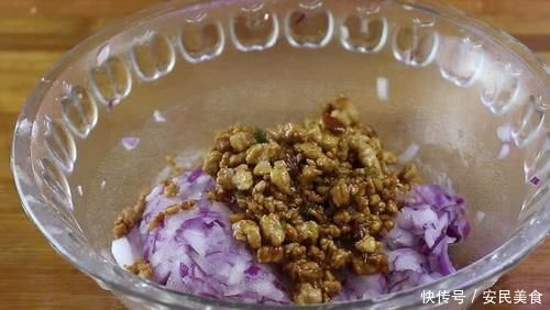 夏天多吃洋葱,教你1个新吃法,不炒不凉拌,出锅比红烧肉还香