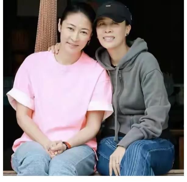 泥鳅|那英来蘑菇屋没架子，跳进水沟抓泥鳅，和陈赫李诞形成鲜明的对比