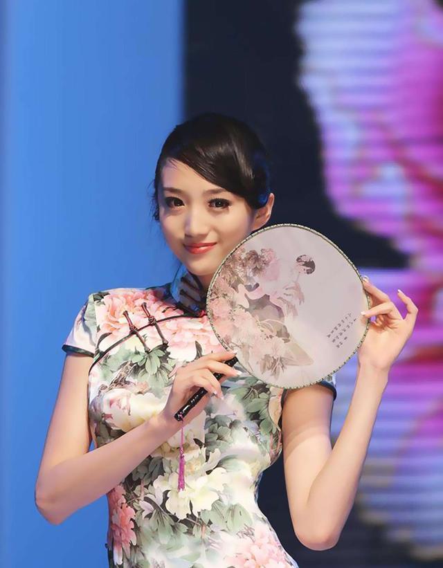 中国人|旗袍作为古代女性经典的代表,端庄经典的静态美