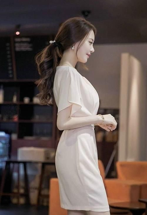 穿衣风格|深V礼裙高挑美女，贵妇性感撩人，时尚至极！