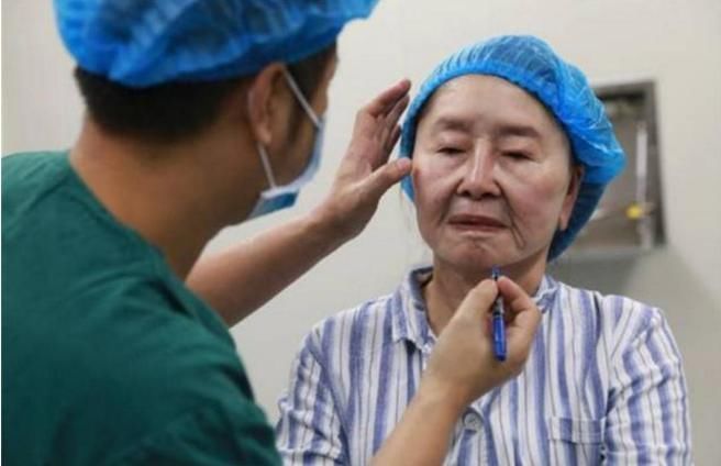 老太太|只因生了一个孩子，宝妈从27岁变“80岁老太太”，丈夫不离不弃