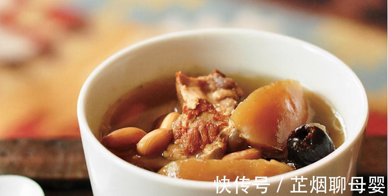 排骨里放2个苹果，原来有这么多好处，老人小孩都适合，太解馋了