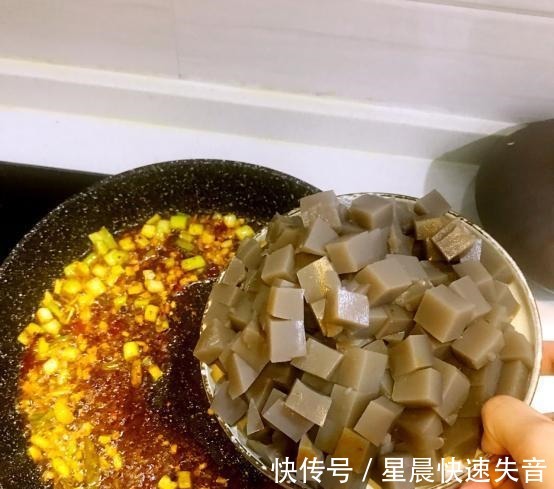 炒凉粉|天热适合吃凉粉，Q弹又爽口，辣辣的太好吃！
