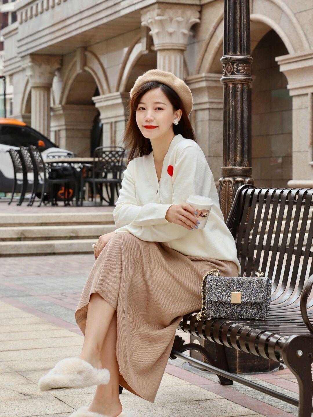 冬天 入冬女生人手一件白毛衣,冬天这么穿更温柔,更有气质