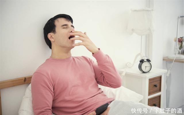手机|喜欢睡前玩手机的人,这3个危害,或许一个都跑不掉