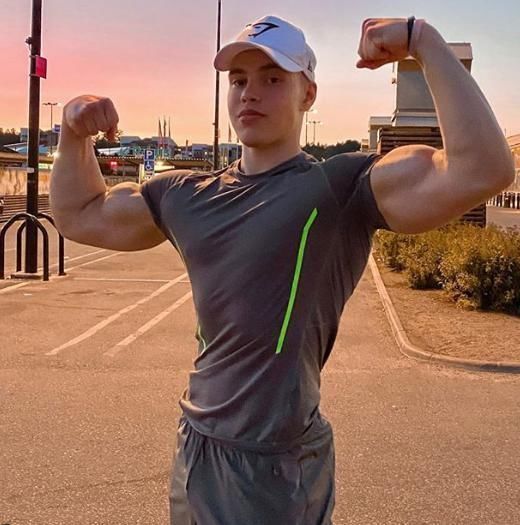 一身肌肉|他14岁开始健身,18岁一身肌肉炸裂,却被网友嘲健身早,长不高