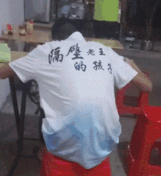 |搞笑GIF:这俩猴太皮了,跑下去只为帮乌龟翻个身