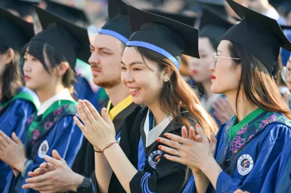 毕业典礼|江苏海洋大学的毕业典礼，看着看着就泪目了……