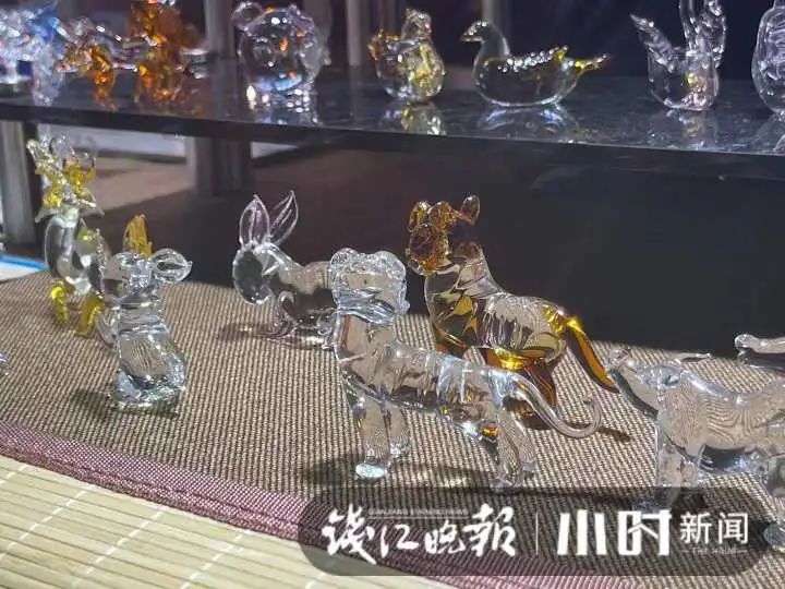 美院|夜市里，戴墨镜的小伙“妙手生花”，还每天“撒狗粮”