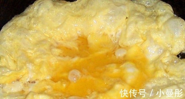 妙招|炒鸡蛋时加点它, 炒出的鸡蛋又鲜又嫩, 比饭店大厨炒得更好吃