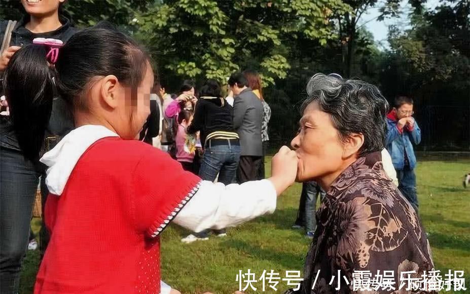 城市生活|为什么奶奶越来越遭嫌弃,姥姥却成为带娃主力军?原因其实很现实