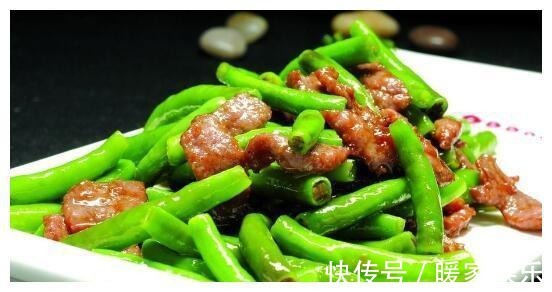 朋友来家里小聚,用五菜一汤招待,上桌就抢着吃,直呼不够吃