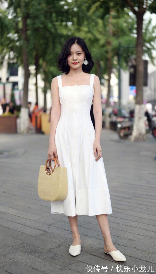 小姐姐|路人街拍,小姐姐时尚又可爱,黑色的包臀裙搭配黑丝很是亮眼