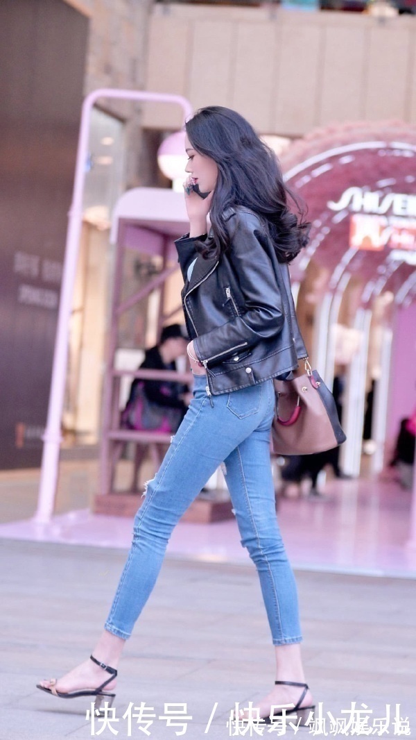 紧身牛仔裤 穿搭紧身T恤+紧身牛仔裤,配上樱桃小嘴,轻熟气质出街