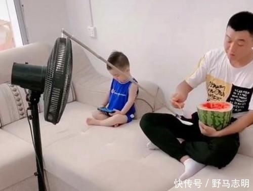 宝娃|“最懒爸爸”走红,为省事用电风扇喂宝宝吃西瓜,网友:大智若愚