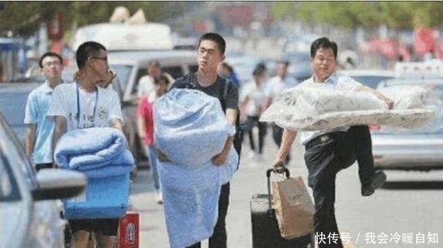 大一开学时，学生们应该自己带被褥还是在学校买？过来人分享经验