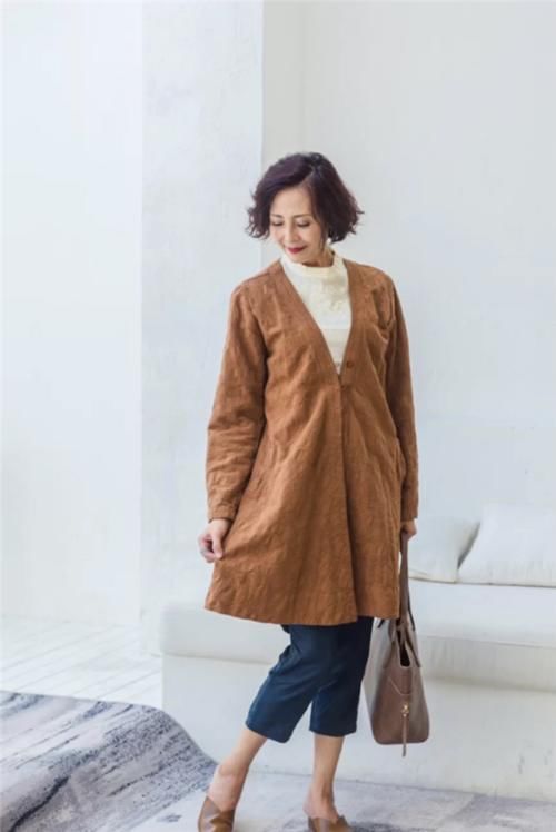 女人不管多大年纪，穿衣服尽量避免这3种“颜色”，沉闷还显老气