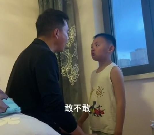 校园暴力|“你只要把他打哭了,打赢了,爸爸回来就奖励你!”