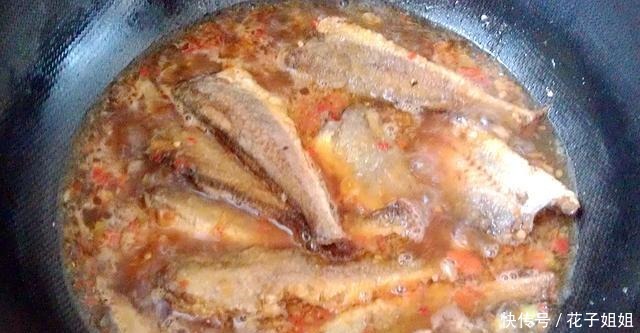小黄鱼干煎后加一步,变身咸鲜微辣色香诱人的干烧小黄鱼
